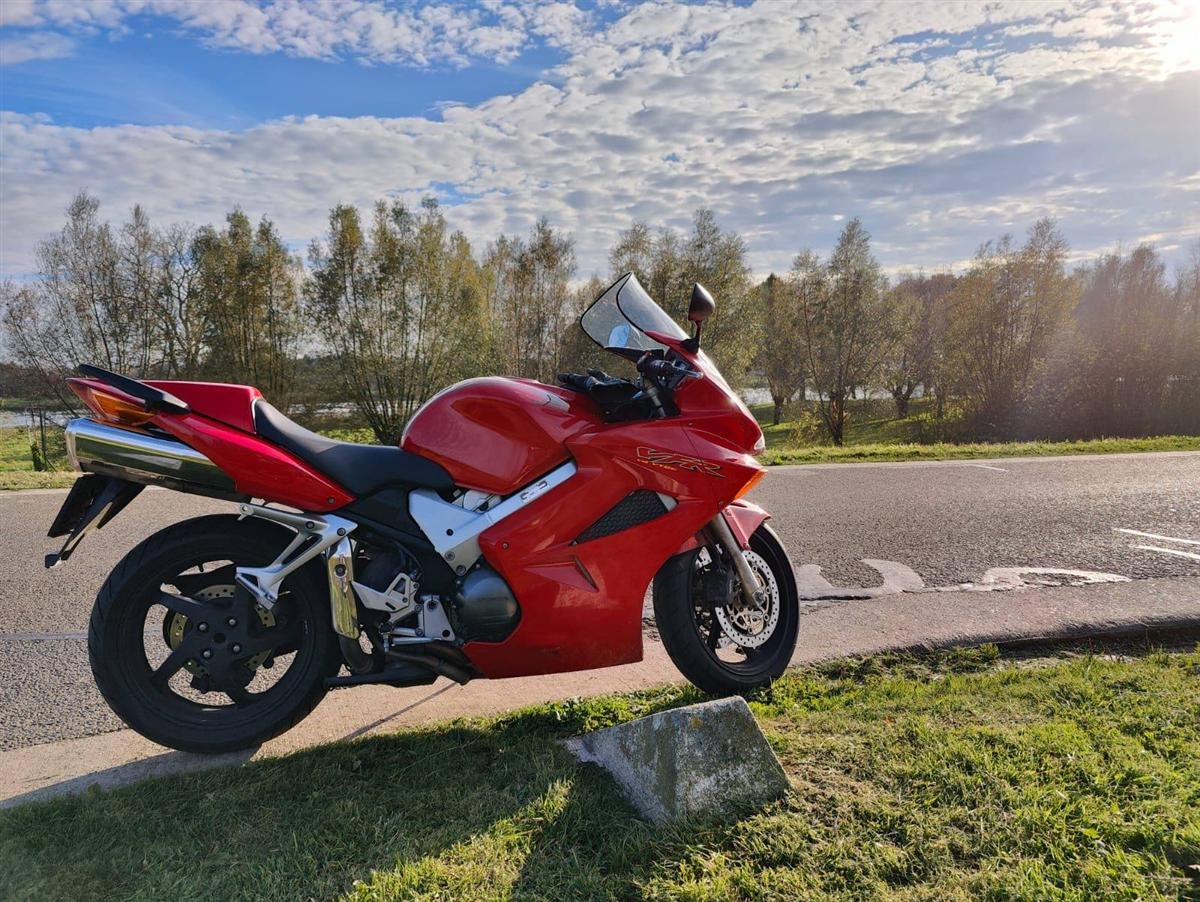 Rode Honda motor van Tim Verbruggen langs de weg